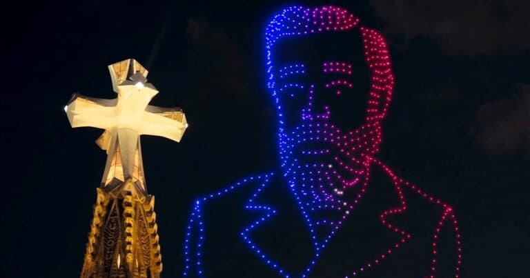 El espectacular show de drones en la bendición del papa León XIV a la Sagrada Familia: formaron la cara de Gaudí