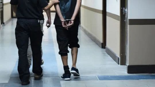 Baja de la edad de imputabilidad: un juez cuestionó el encierro y negó una “puerta giratoria”