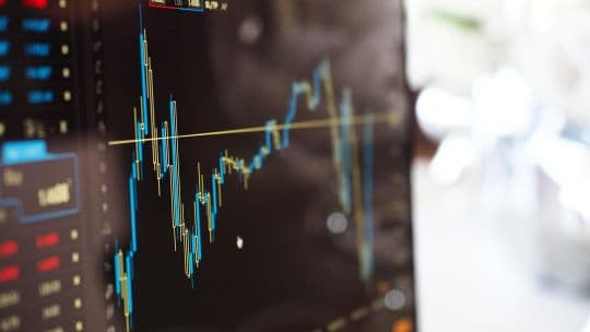 Mercados: el dólar se mantiene estable, mientras que el riesgo país cotiza por debajo de los 500 puntos básicos
