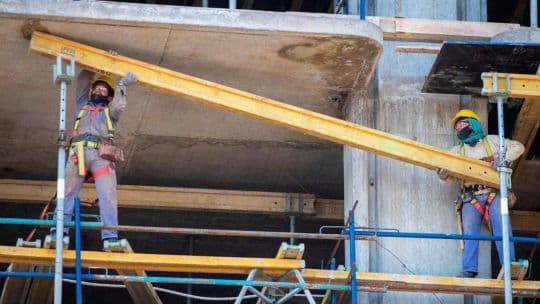 La industria y la construcción se derrumbaron en julio, según el INDEC