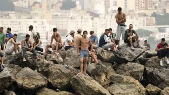 En Ronda de Corresponsales advirtieron que la crisis migratoria en Ceuta se convirtió en una emergencia humanitaria