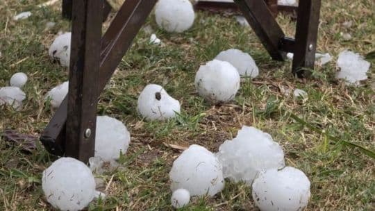 “Nunca se vio algo así, eran proyectiles”: el granizo dejó 20 heridos, destrozó vehículos y dañó viviendas en La Francia