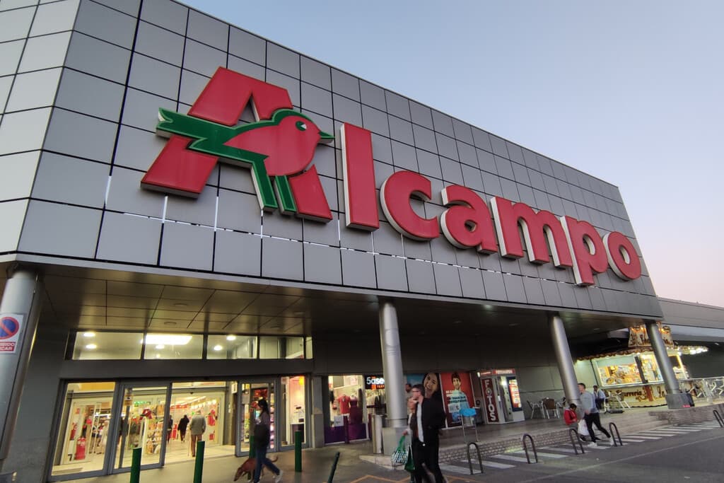 Alcampo va a sustituir 560.000 etiquetas de papel por pantallas electrónicas. Hay una cara B: los precios dinámicos