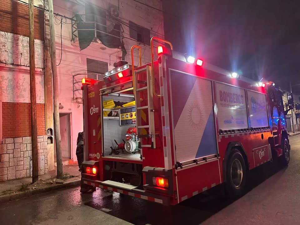 Un incendio afectó a dos departamentos en Córdoba: un hombre fue internado con quemaduras
