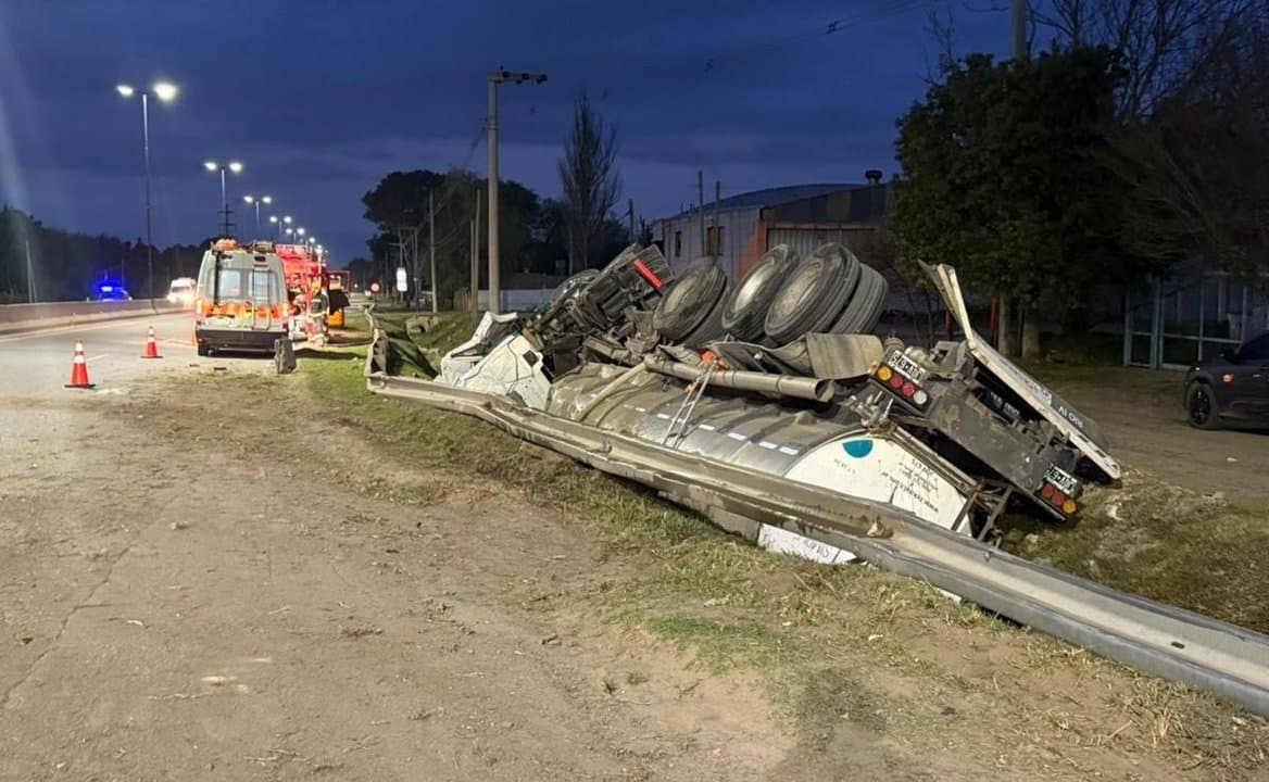 Córdoba: un camión volcó en la E-53 y terminó cayendo al desagüe en el ingreso a Río Ceballos