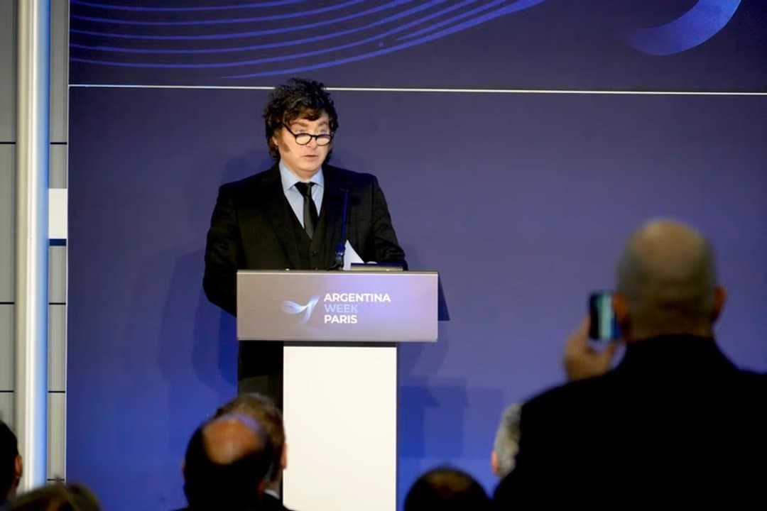 Javier Milei cerró su gira en Francia y afirmó que Argentina está ante “un cambio de página”