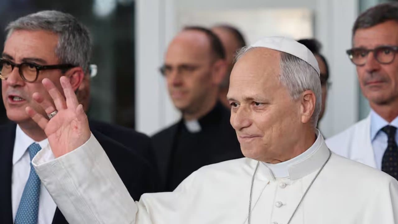 El Papa León XIV mejora de salud y salió caminando del hospital