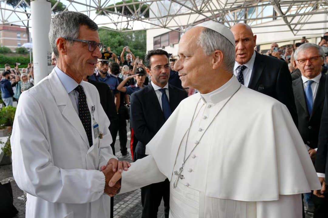 El médico que operó al Papa se mostró optimista sobre su viaje a Argentina