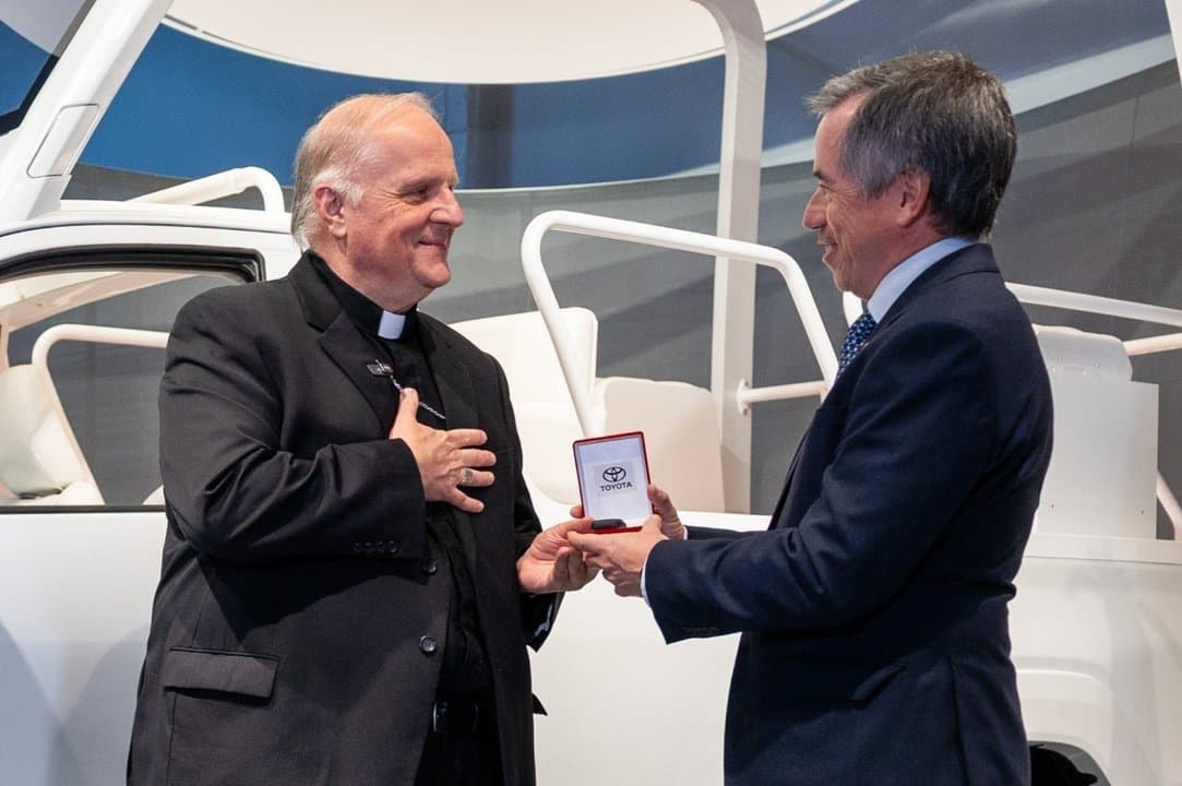 Toyota entregó una de las dos Hilux que trasladarán al Papa en Argentina
