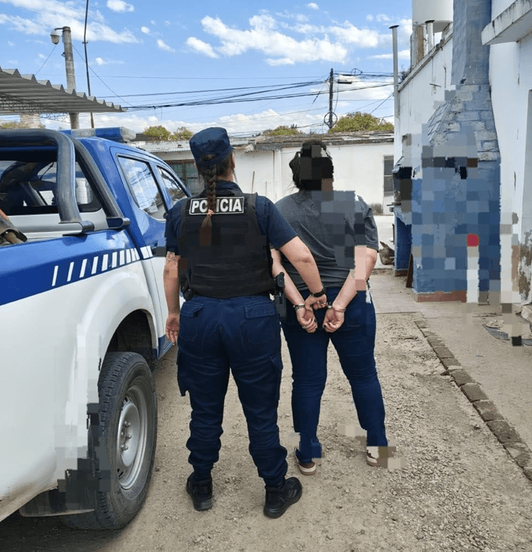 Aprehendieron a una motociclista que intentó evadir un control policial en contramano en Almafuerte