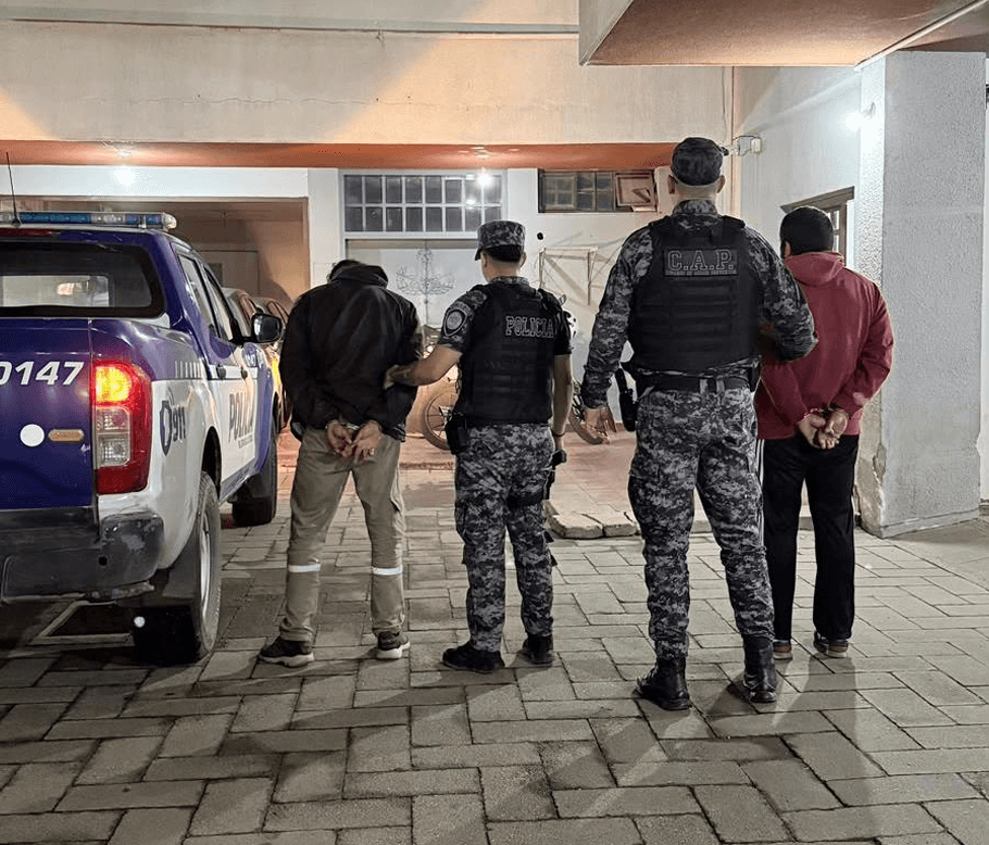 Policiales: detuvieron a dos hombres tras intentar robar un celular del interior de un auto en Río Tercero