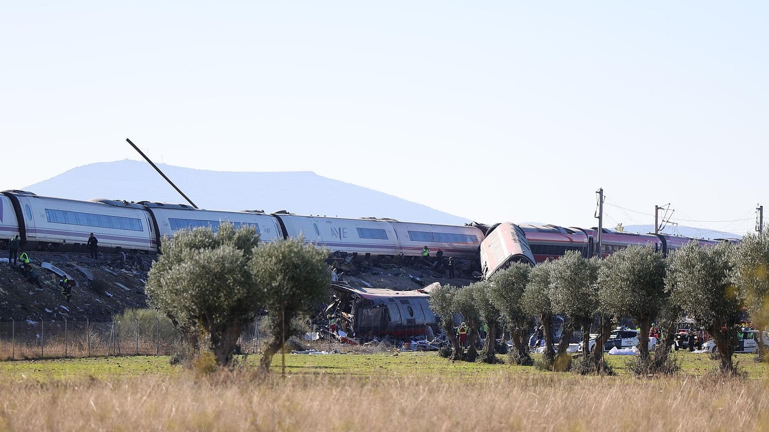 Un trágico choque de trenes de alta velocidad en España dejó al menos 50 muertos y 179 heridos
