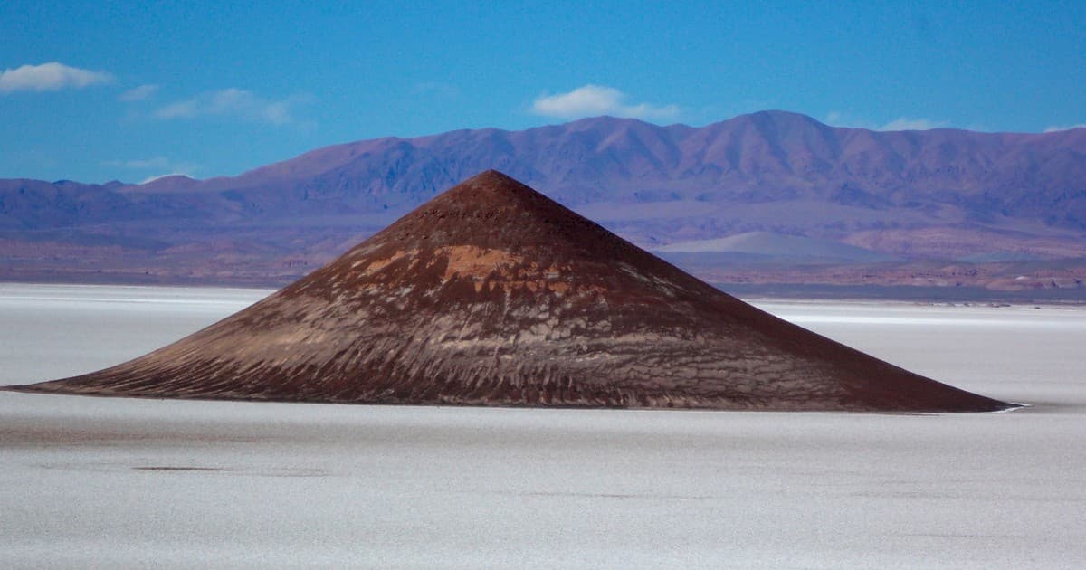 Un cono perfecto en la Puna, un escenario lunar, volcanes y lagos turquesas: 7 paisajes de la Argentina para descubrir
