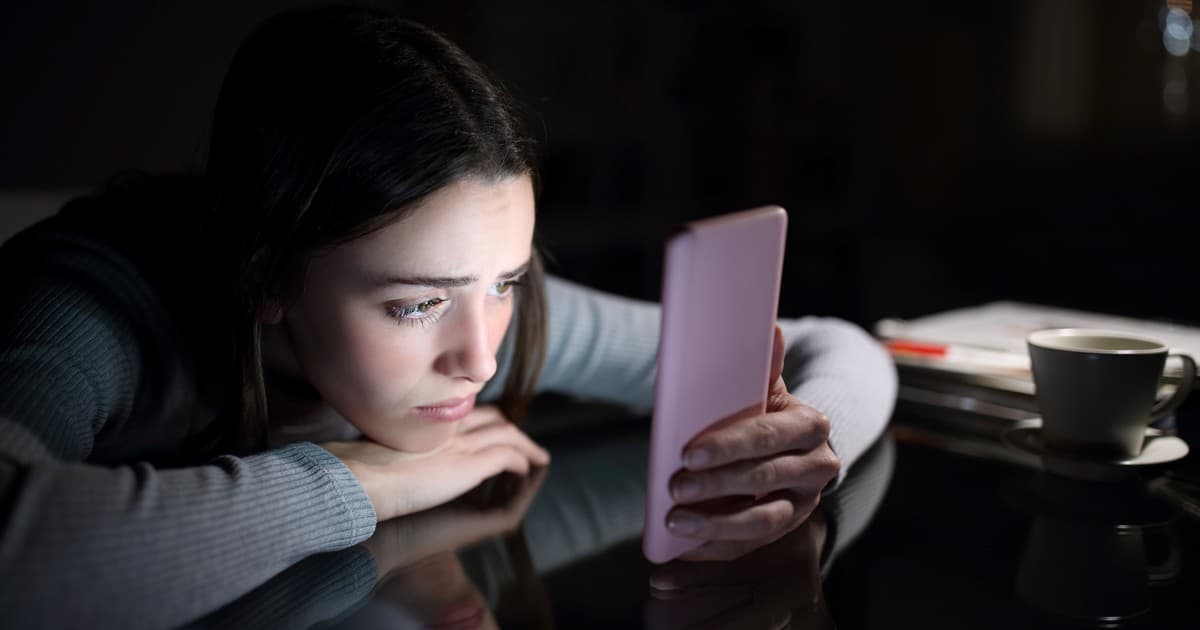 Los alumnos secundarios de la Ciudad pasan más de 6 horas por día con el celular y el 40% tiene signos de depresión