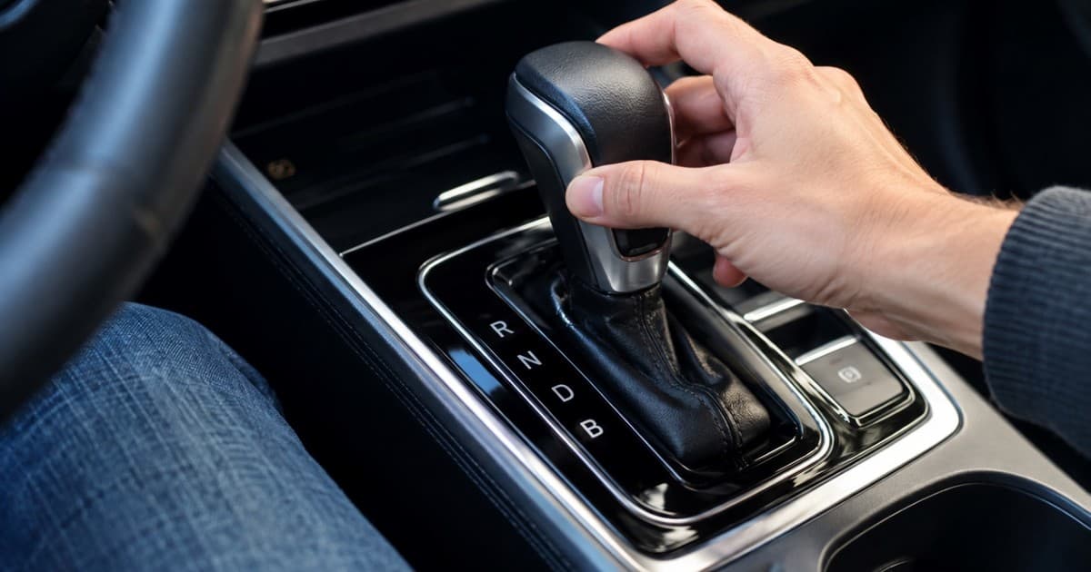 Qué significa la letra B en la palanca de cambios de tu auto: cómo usarla de manera adecuada