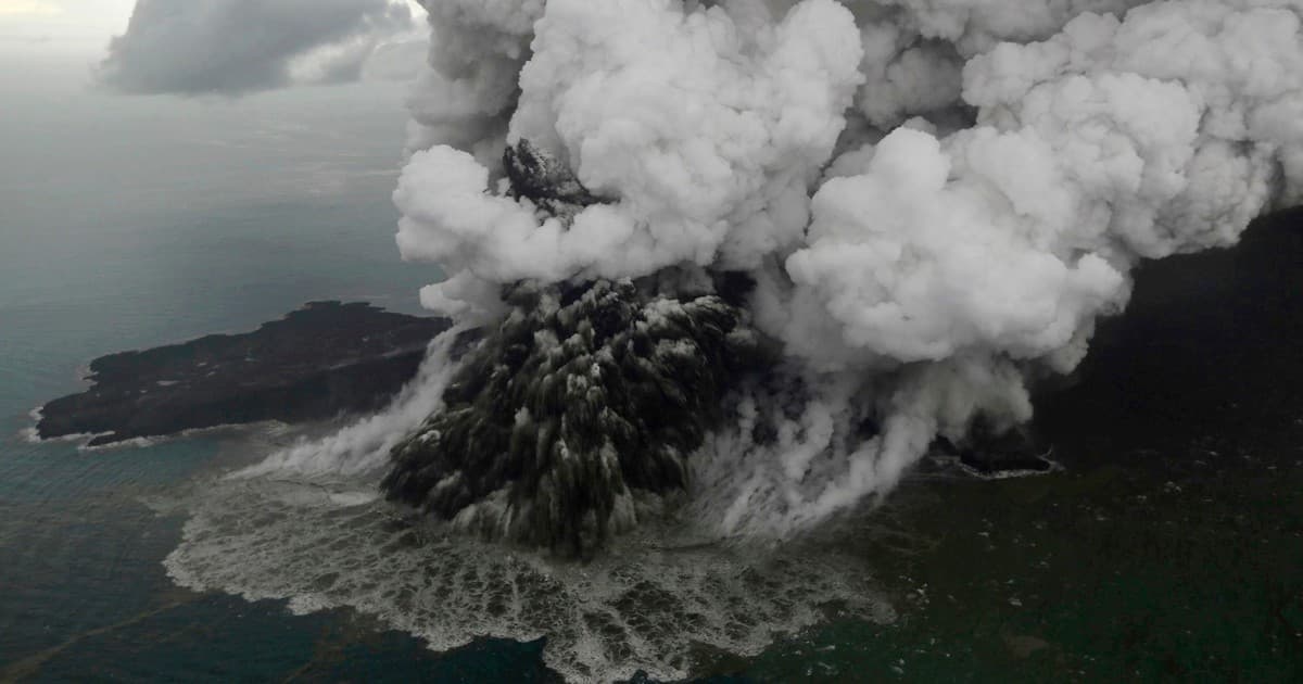 Caos aéreo por la erupción del volcán Anak Krakatoa: cierran aeropuertos en Indonesia y hay 150 mil pasajeros varados