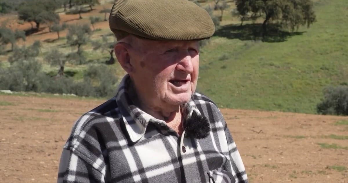 Domingo, el hombre de 101 años que sigue trabajando en el campo, explica el secreto de su longevidad: “Hago de todo y va pasando el tiempo”