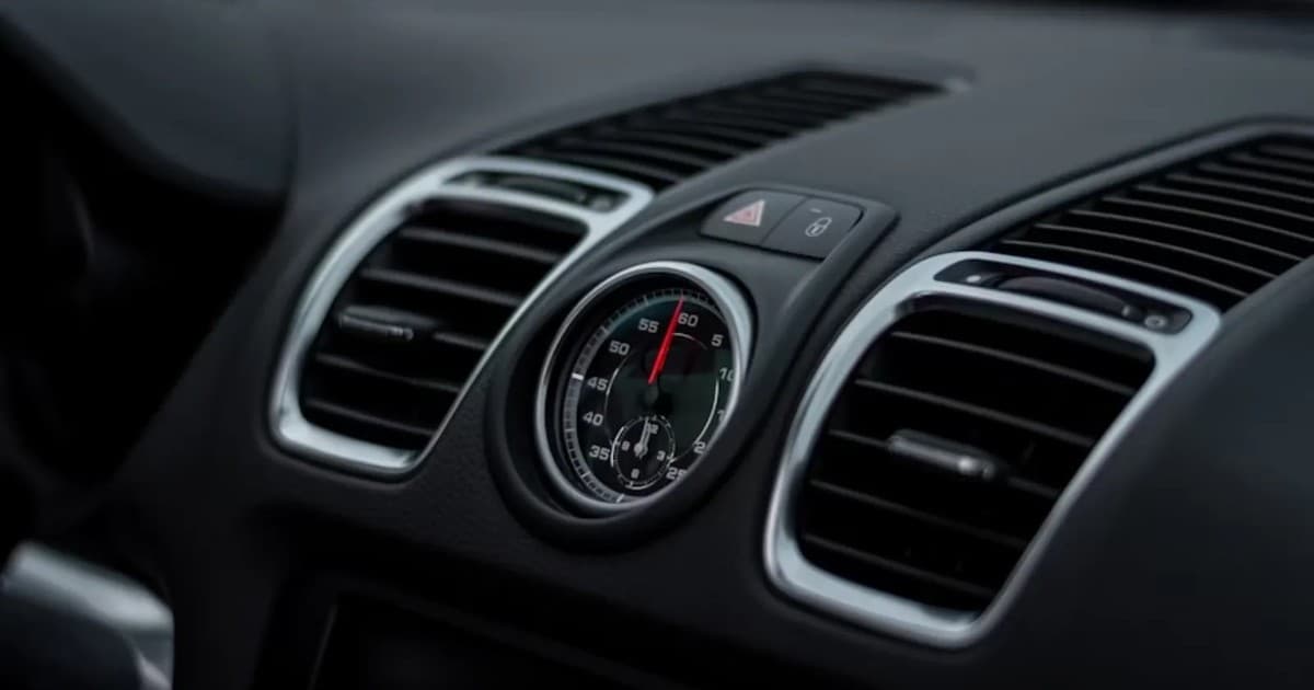Para qué sirve enganchar un broche en el aire acondicionado de un auto y por qué mejora el ambiente dentro del vehículo