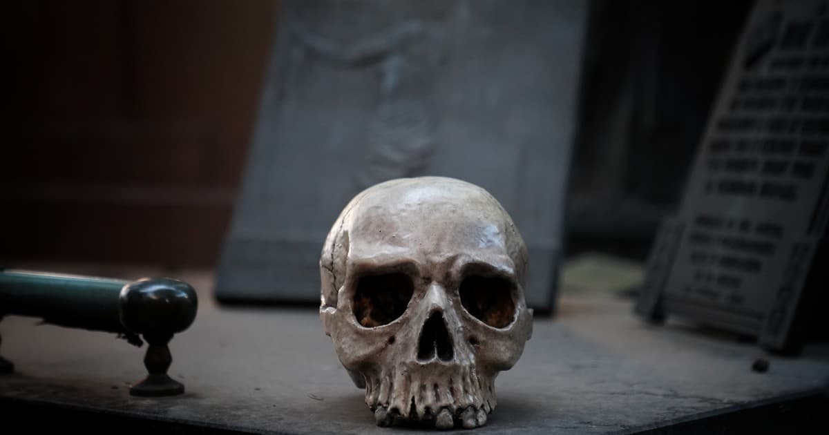 Shakespeare resucita en el Cementerio Británico: una caminata teatral entre tumbas y personajes