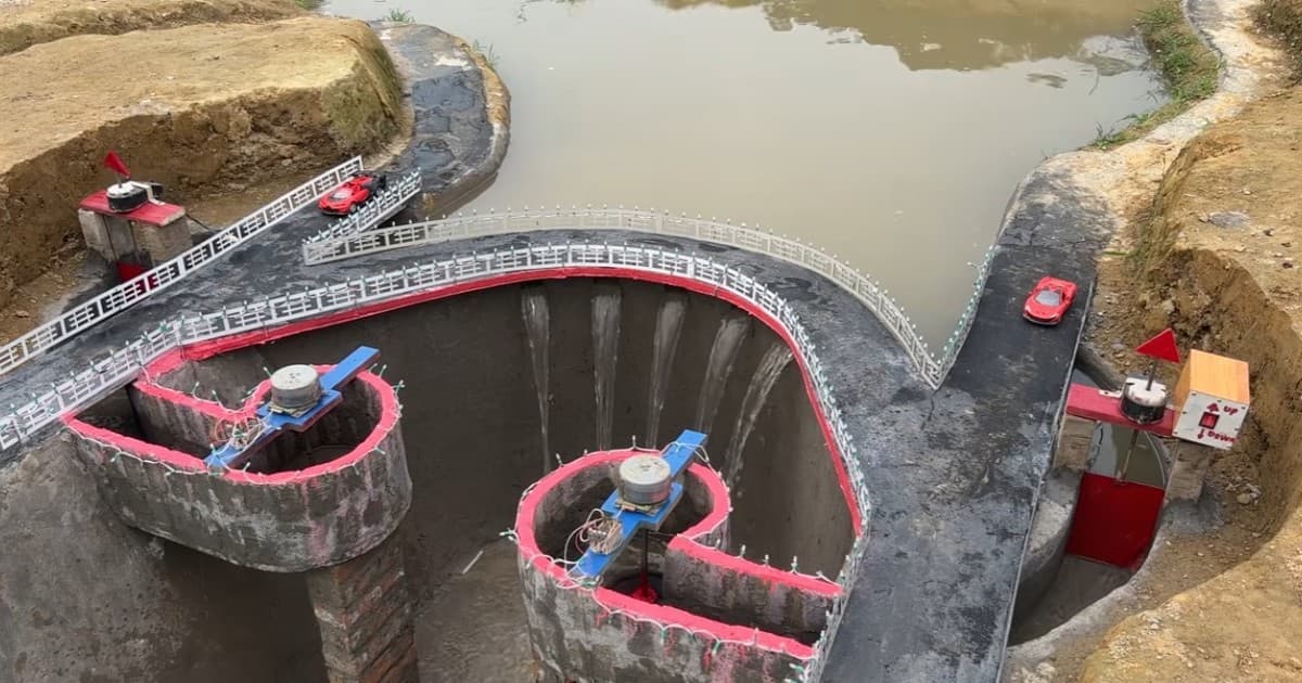 Un hombre construyó su propia central hidroeléctrica usando solo agua de un río