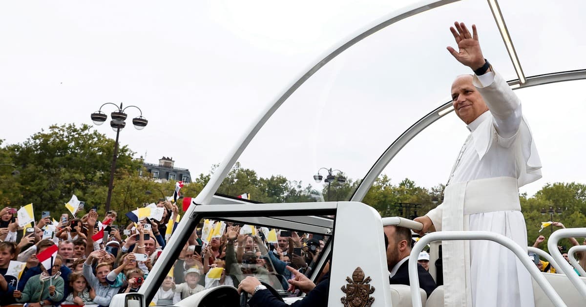 Histórica visita del papa León XIV a Francia: un millón de personas desafiaron a la lluvia en París para redescubrir al catolicismo