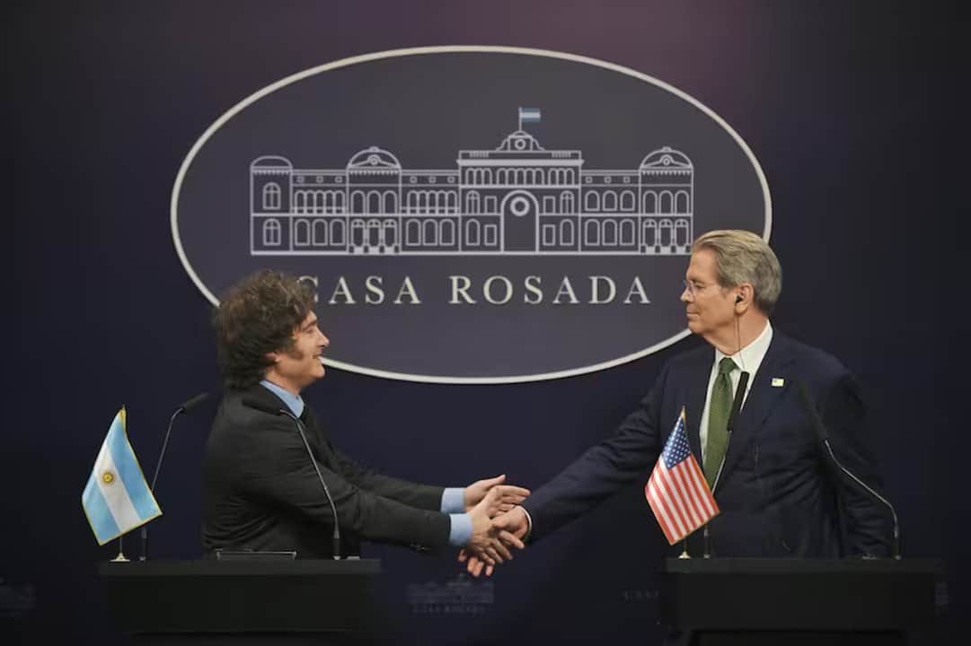 Scott Bessent respaldó la gestión y el liderazgo de Milei antes de reunirse con Caputo