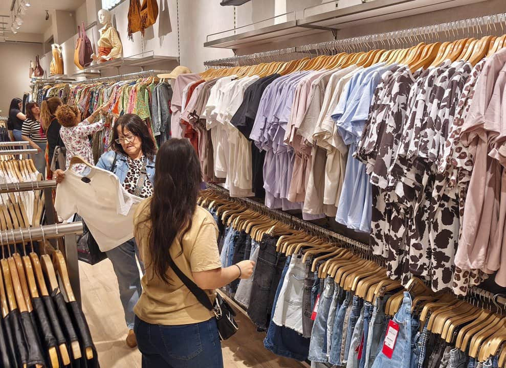 Argentina tiene la ropa y los restaurantes más caros de la región, pese a la leve baja de la inflación en dólares en julio