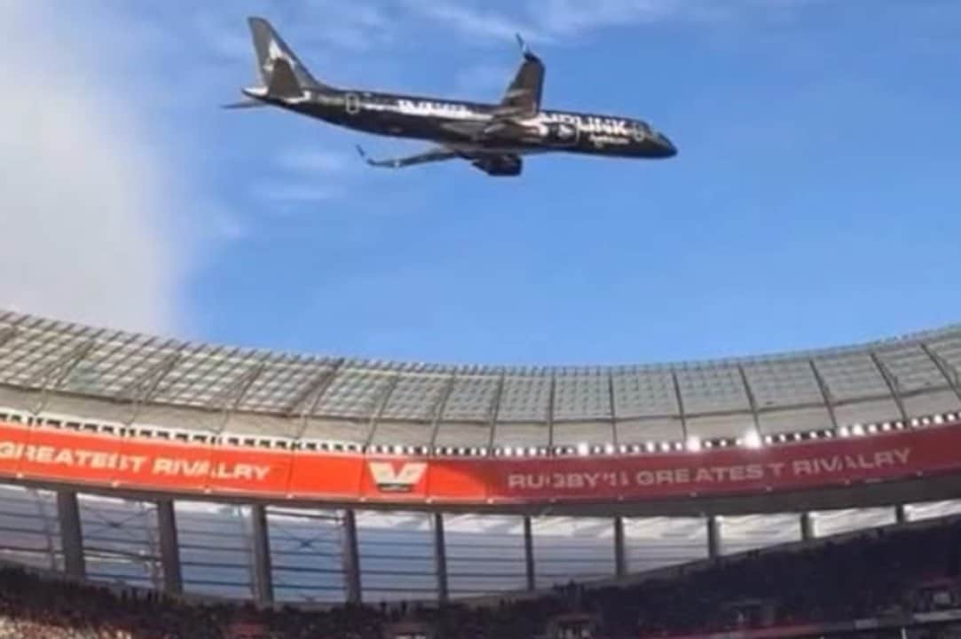 Dos aviones sobrevolaron a metros del estadio en Sudáfrica y generaron pánico