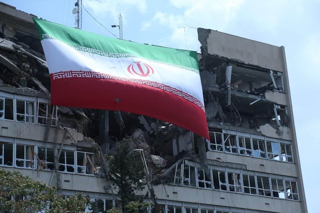 Irán responde a los ataques de EE. UU. y bombardea bases en Jordania, Kuwait y Bahréin