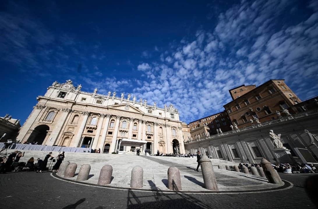 El papa León revocó una reducción salarial a cardenales y otros funcionarios