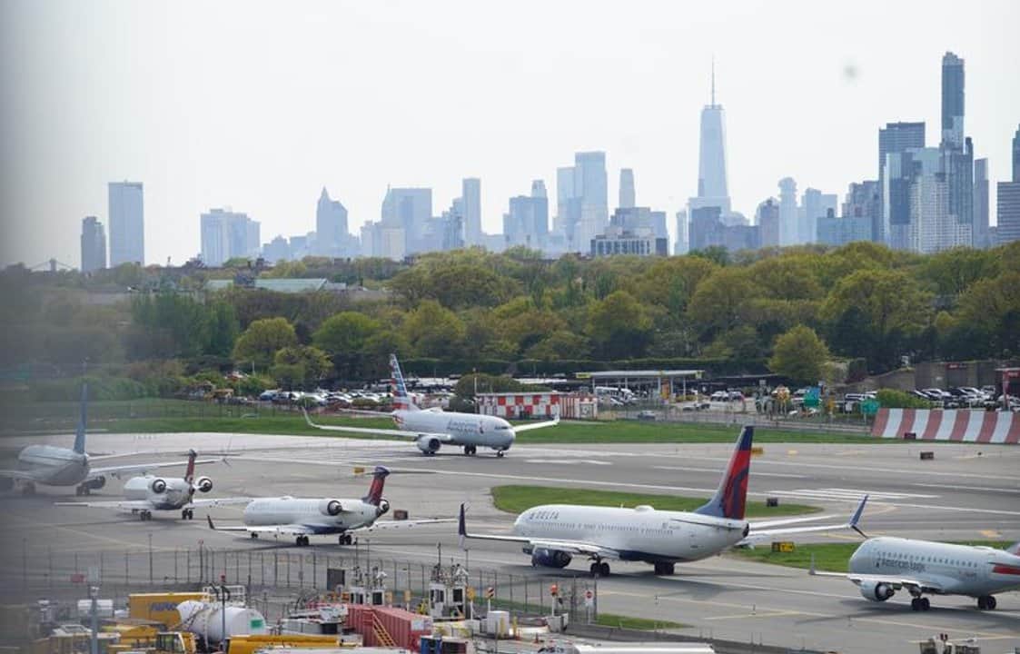Más de 600 vuelos registran retrasos y desvíos por corte accidental de un cable que afectó 6 aeropuertos, incluyendo Nueva York