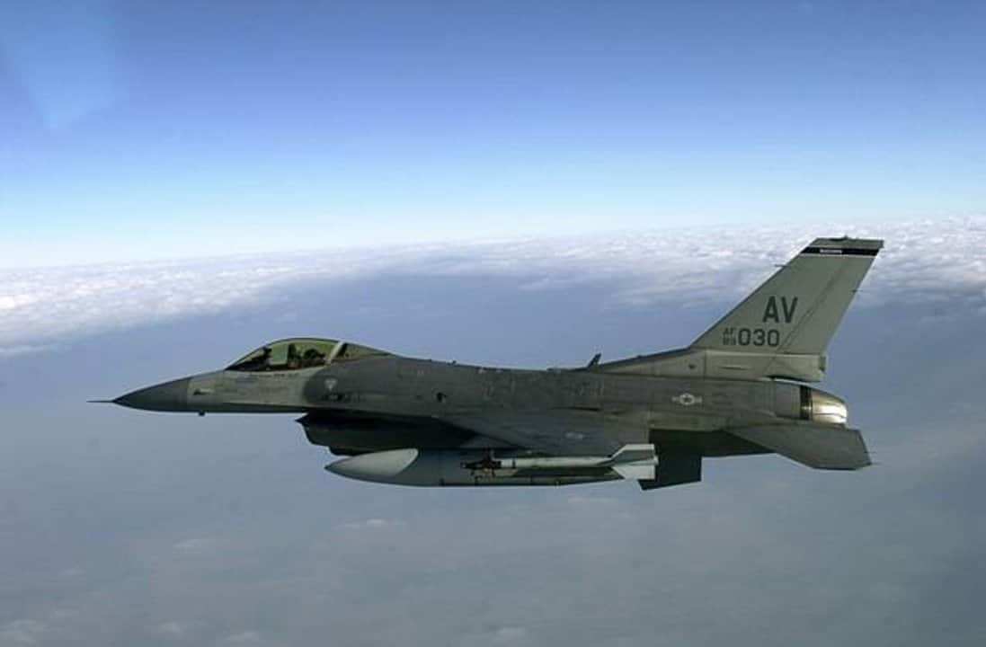 Un caza F-16 de Estados Unidos se estrelló cerca de una base en Alemania y el piloto logró eyectarse