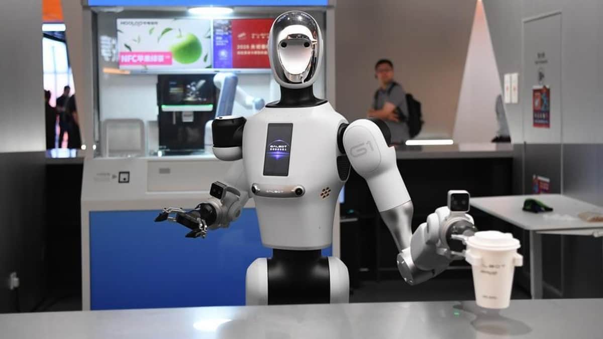 Una escuela de formación para robots en China ya tiene sus primeros egresados