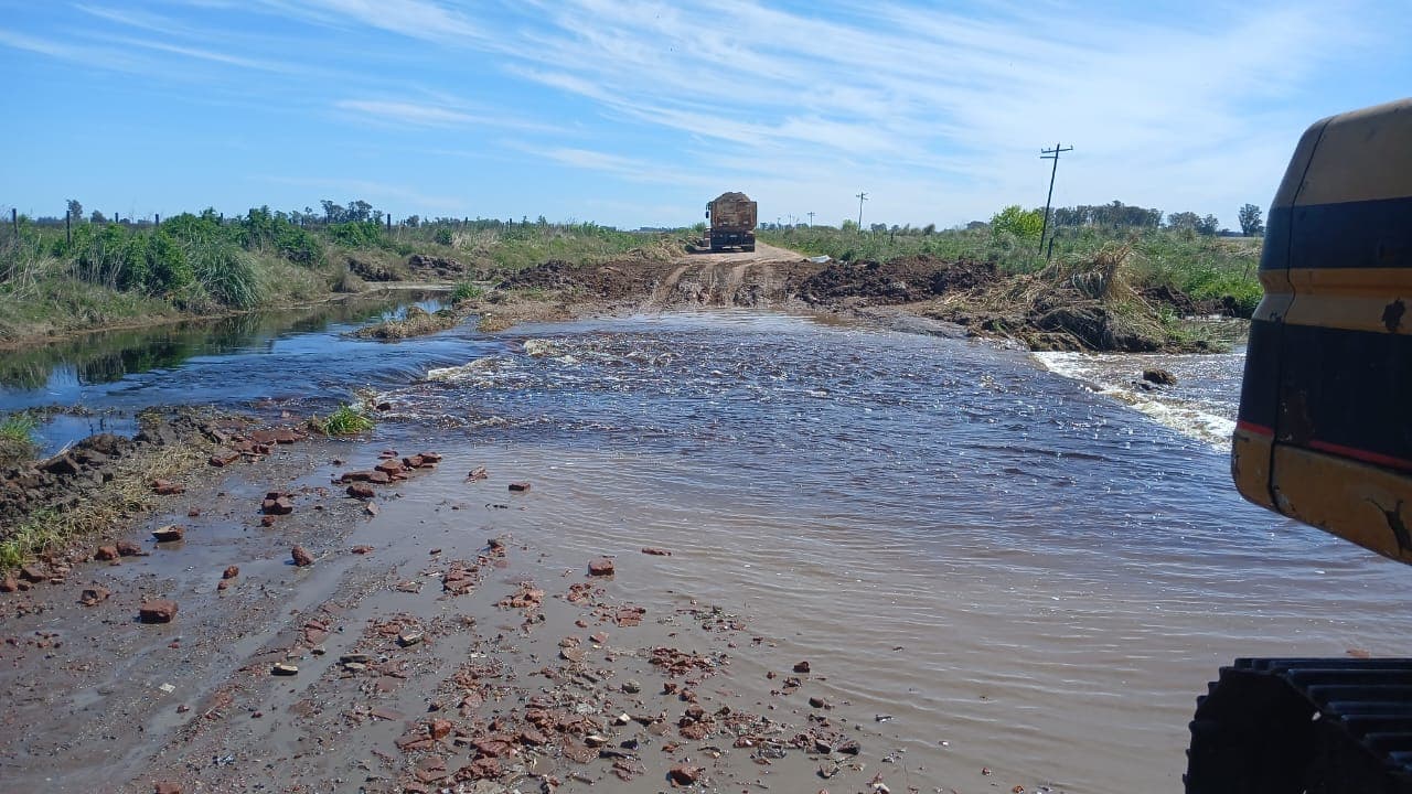 En el partido de 9 de Julio las aguas vuelven a cubrir los campos y cortar los caminos, mientras estalla la Comisión Vial diseñada por funcionarios y productores para enfrentar esa crisis
