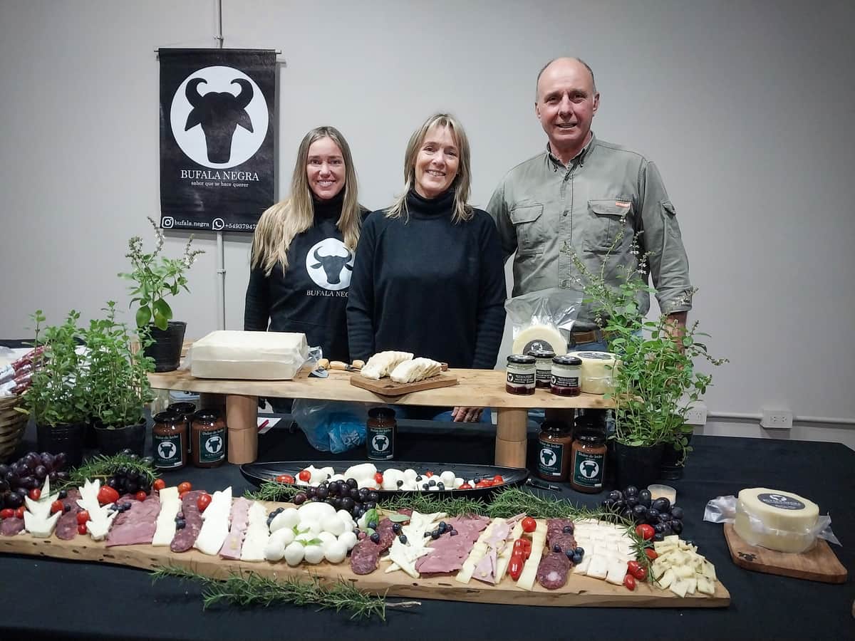 “El búfalo nos entró por el corazón y por el bolsillo”: Búfala Negra, el emprendimiento familiar que busca darle otra salida a la producción bubalina de Corrientes