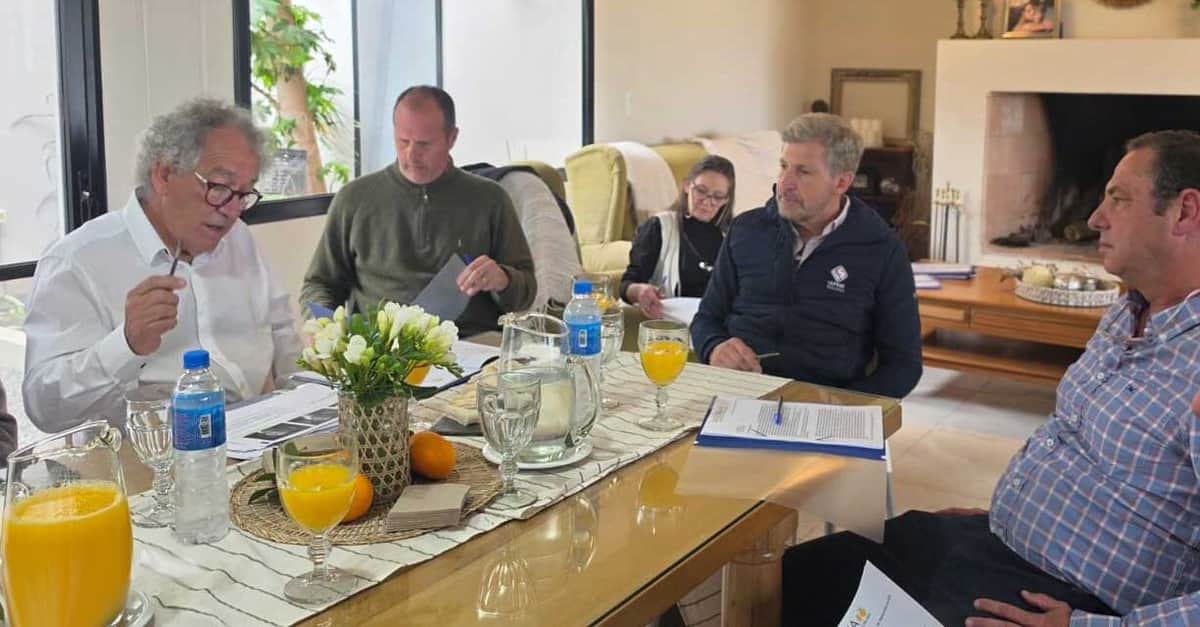 El gobernador de Entre Ríos, Rogelio Frigerio, tomó contacto con la crisis citrícola: Ahora tiene que convencer a Milei de que no se deje boludear más por los Estados Unidos, que prometió abrir su mercado en 2019 y no lo hace