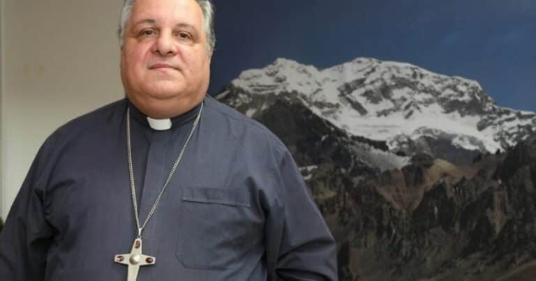 El nuevo jefe de la Iglesia le dejó un mensaje al Gobierno: «Que las reformas económicas sean con la gente adentro»