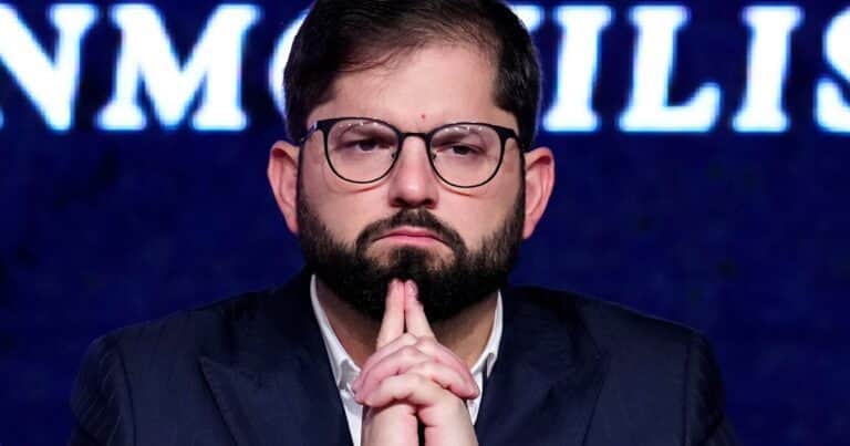 Malestar y protesta de Chile por unas declaraciones de Luis Caputo: dijo que Boric es un «comunista» que hunde al país