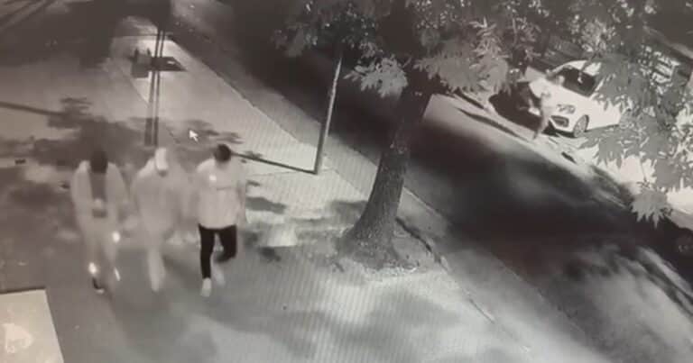 Los primeros videos de la fuga de los presos de la comisaría de Liniers: caminan tranquilos y con celulares en la mano
