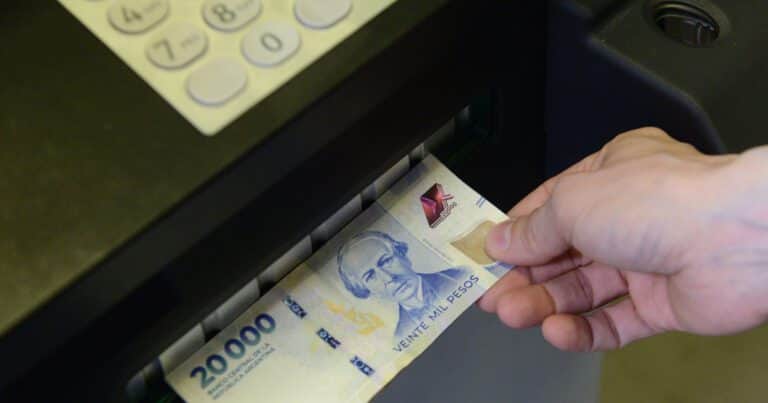 El salario mínimo cayó 30% en un año y en términos reales está en un valor inferior al de 2001