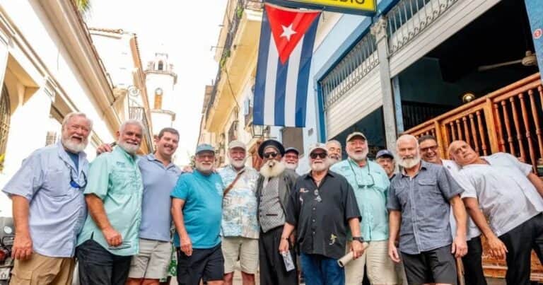¿Por qué 18 dobles del escritor Ernest Hemingway recorren La Habana?