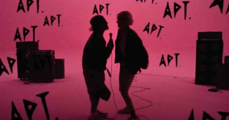¿Qué significa APT? La historia detrás del estribillo más pegadizo del verano