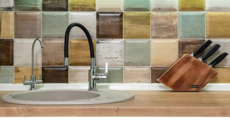 Guía para limpiar y mantener superficies de cocina de azulejos
