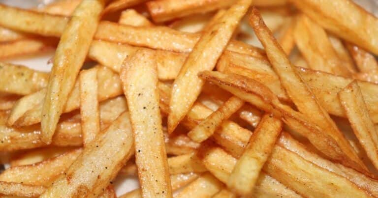 Cuál es el infalible truco con vinagre para cocinar papas fritas crujientes y livianas que usan los mejores restaurantes