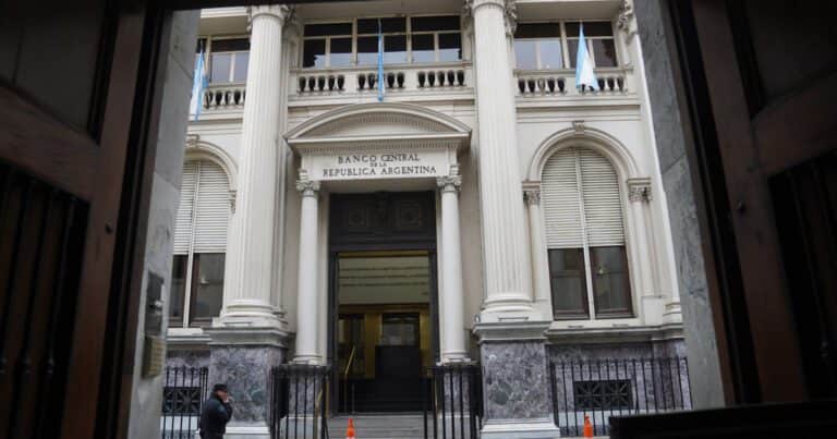 El Banco Central flexibiliza una norma para que los bancos puedan usar «dólares propios» para dar préstamos