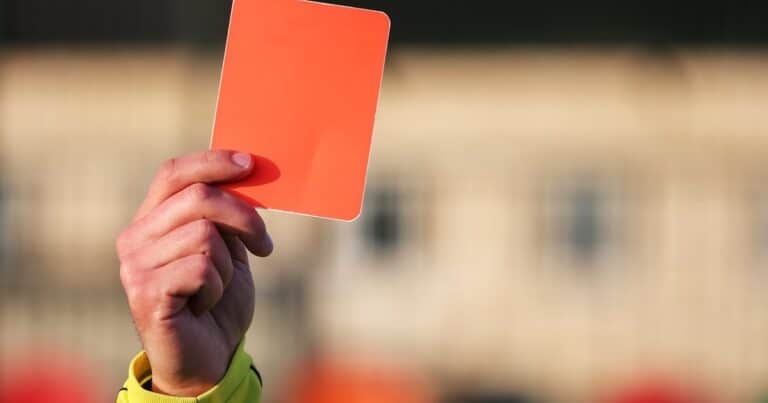 ¿Cuándo y quién inventó la tarjeta roja y amarilla de arbitraje?