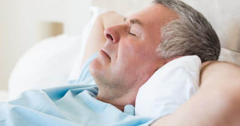Cuánto tiempo debe durar una siesta para renovar la energía, según los expertos