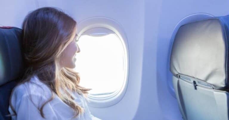 Por qué las ventanas de los aviones no son cuadradas: la explicación viral de una azafata