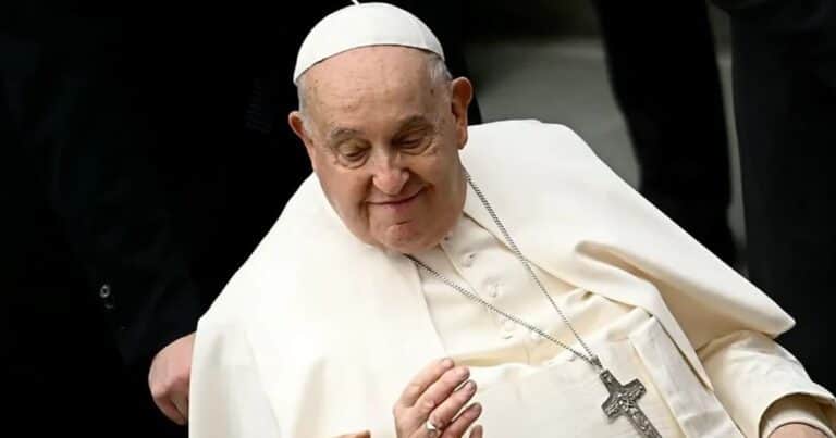 La salud del Papa Francisco: qué es la trombocitopenia que agravó su estado crítico