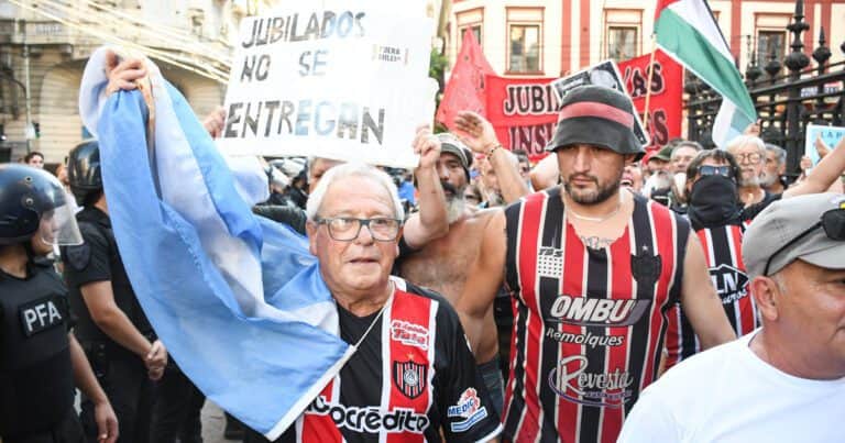 Tensión en una marcha de jubilados en el Congreso: intentos de corte y la presencia de la barrabrava de Chacarita